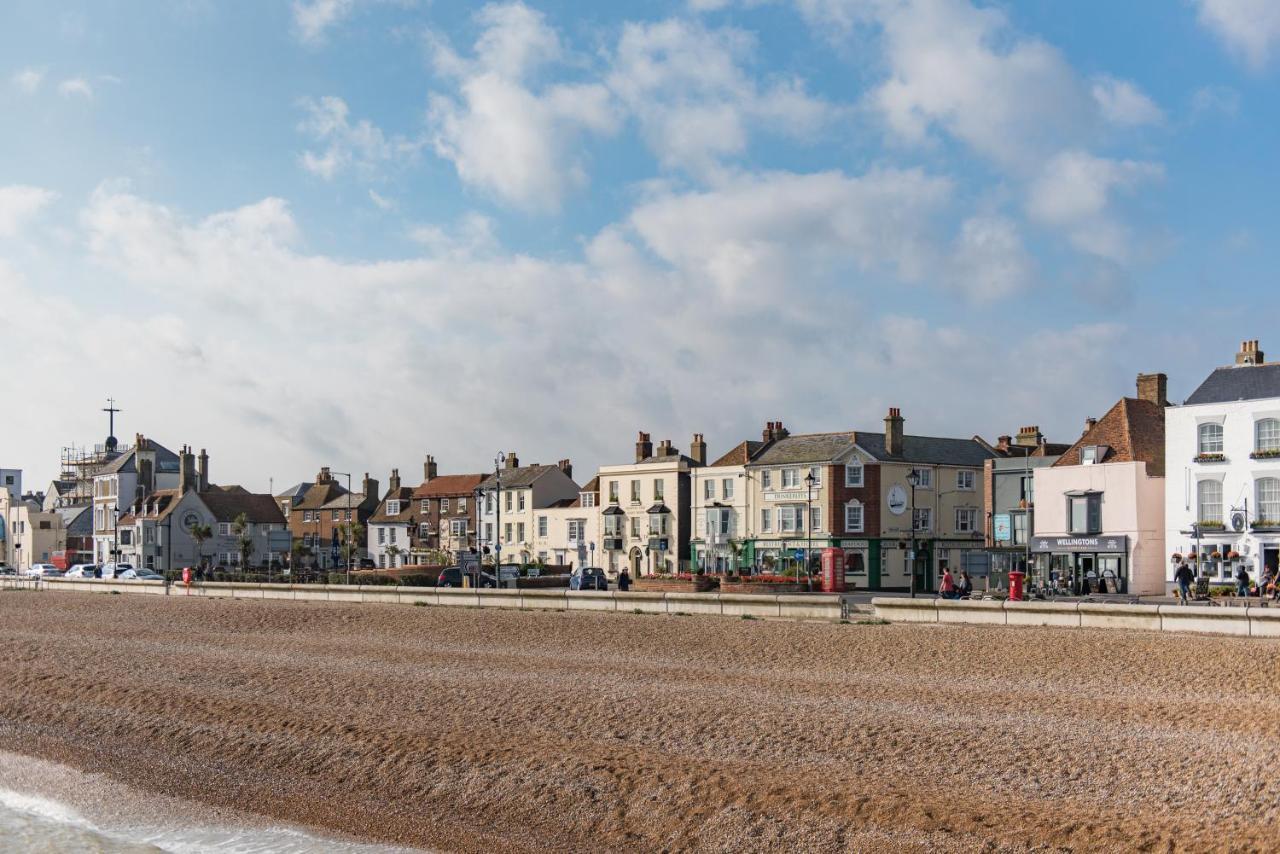 Pier View - Beautiful Sea View Apartment In Deal Exterior photo